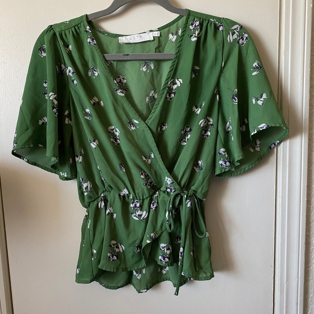 ASTR The Label Green Floral Wrap Flutter Sleeve Peplum Top Women's Size S
